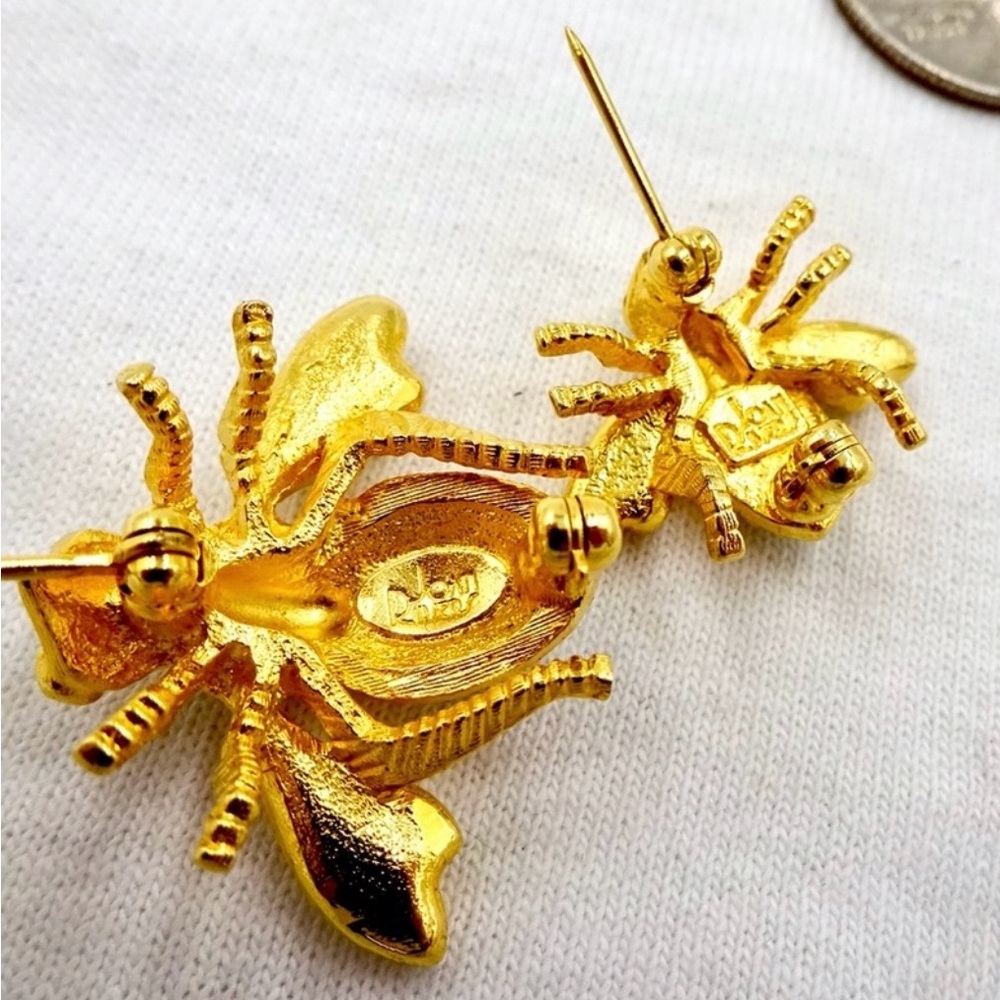 Vintage Joan Rivers Classic Collection gold tone double bee brooch with chain. - Picture 10 of 10